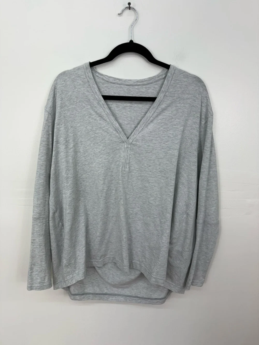 lululemon athletica Light Gray Long Sleeve V-Neck Tee R13